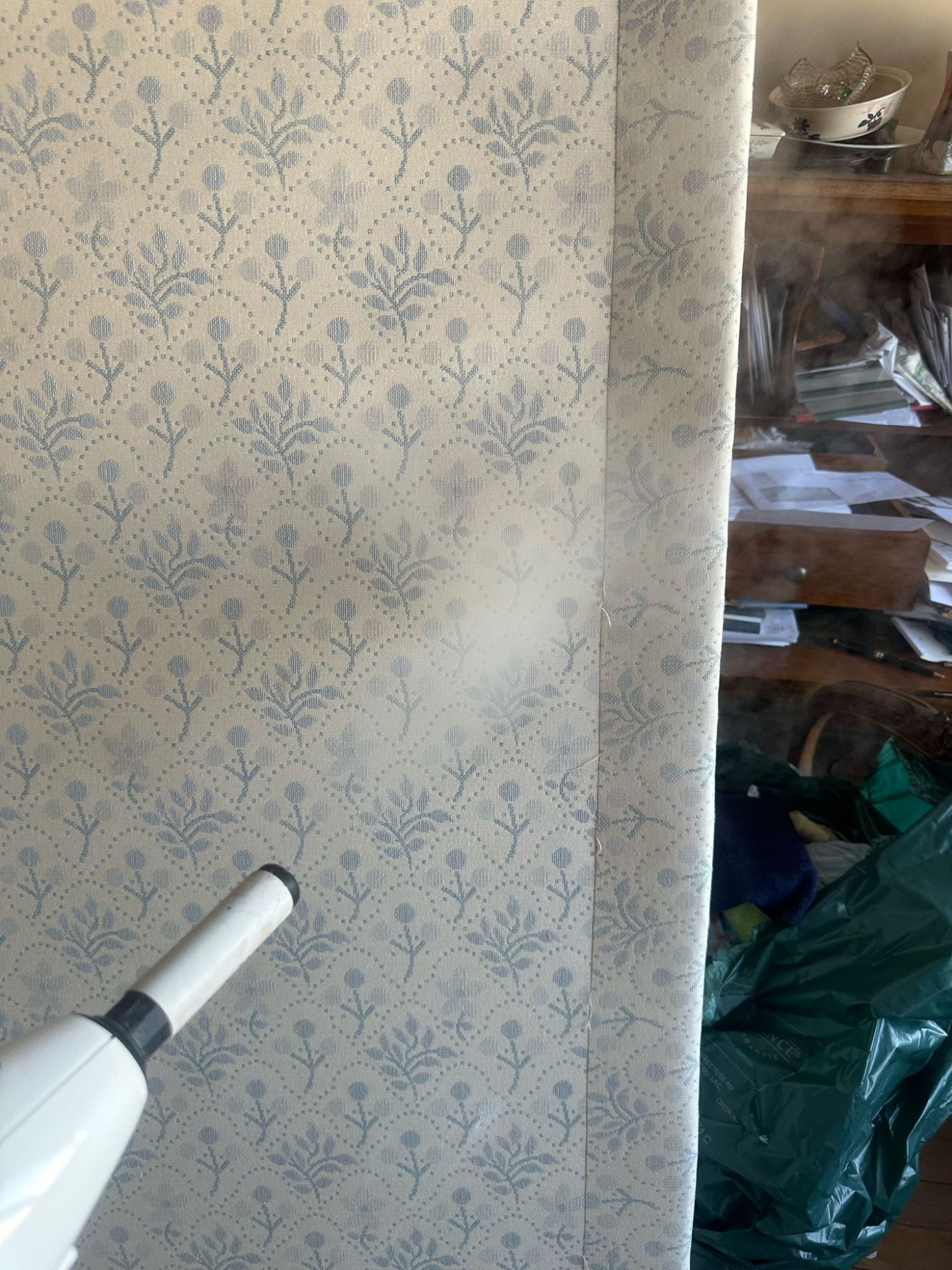 Traitement à la vapeur sèche d’un tissu d’ameublement lors d’une intervention.