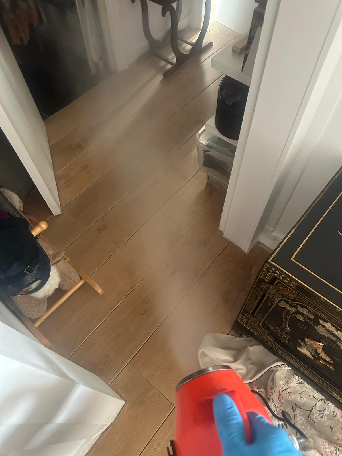 Nébulisation dans un couloir de logement lors d’une intervention.