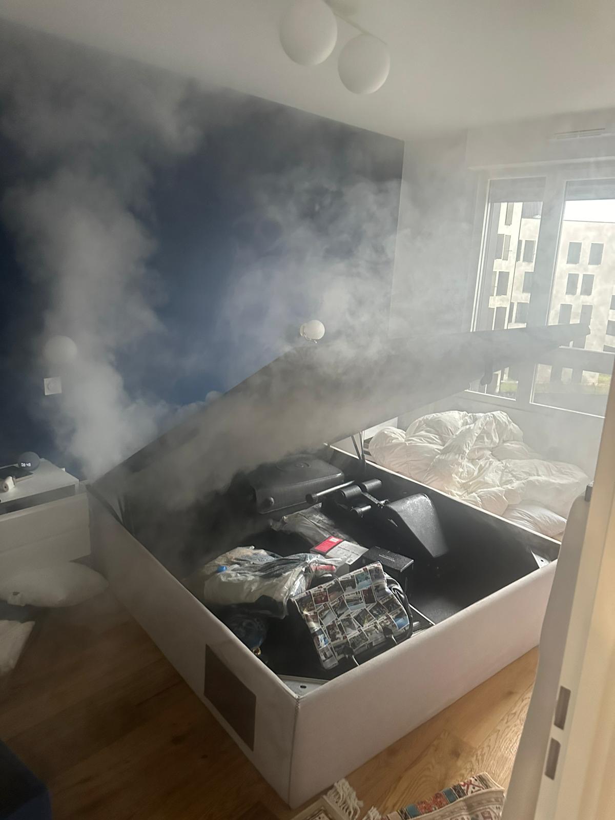 Traitement de volume dans une chambre, sommier coffre ouvert, lors d’une intervention.